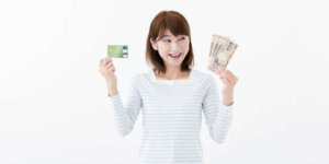 クレジットカードとお金を持った女性画像1